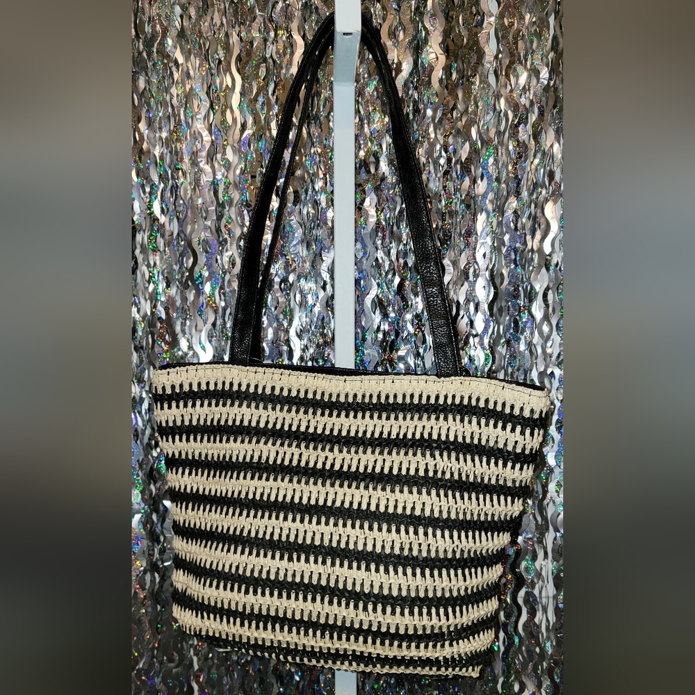 #589- Beverly Hills Polo Club Black/Cream Straw Tote Bag w/BagCharm - Picture 2 of 7